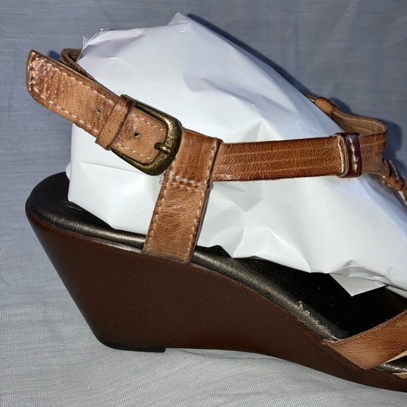 Clarks 8.5 women’s Tan Wedge Sandals with Elegant Lattice Straps - Picture 3 of 16